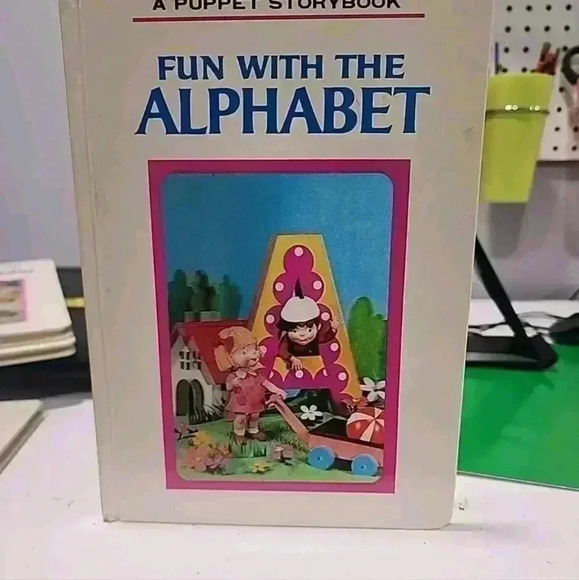 FUN WITH THE  ALPHABET  PUPPET STORYBOOK OSCAR WEIGLE VINTAGE HOLOGRAPHIC COVER - Picture 1 of 4
